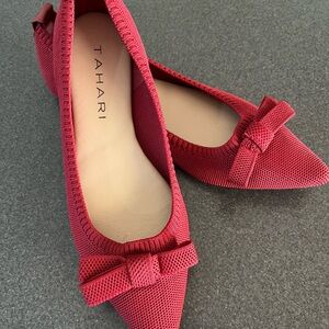 Tahari Women's Vibrant Red Bow Flats